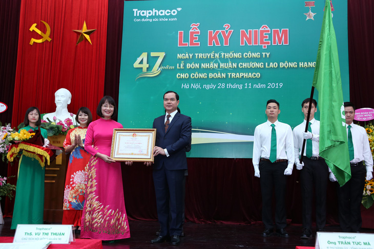 Traphaco nhận Huân chương Lao động hạng nhất và giải thưởng Doanh nghiệp bền vững - Ảnh 1.