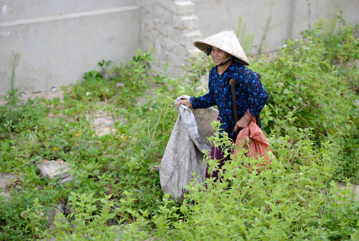 Bà cụ nhặt rác một chân ở bãi biển Gio Linh và điều ước một lần được thăm lăng Bác - Ảnh 2.