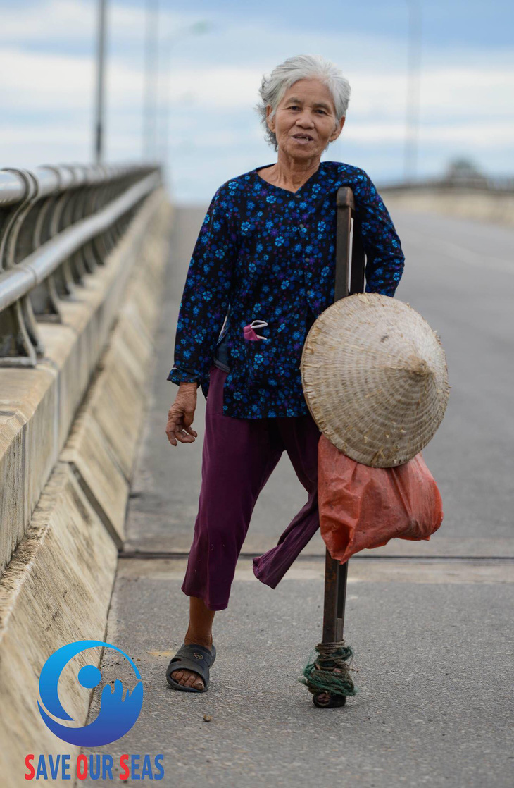 Bà cụ nhặt rác một chân ở bãi biển Gio Linh và điều ước một lần được thăm lăng Bác - Ảnh 1.