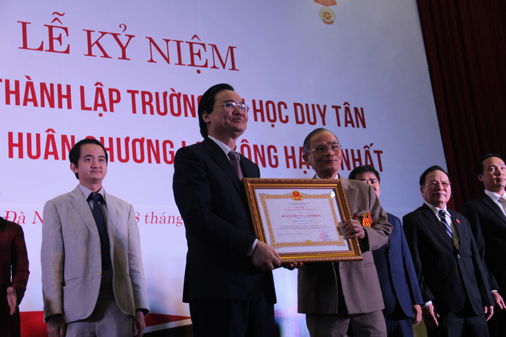 Trường đại học Duy Tân nhận Huân chương Lao động hạng Nhất - Ảnh 1.