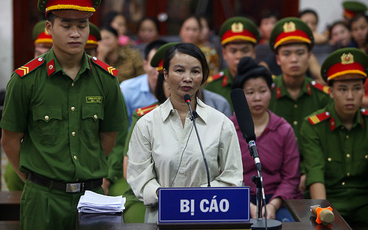 Lãnh án 20 năm tù, mẹ "nữ sinh giao gà" gào thét "Tôi bị oan"