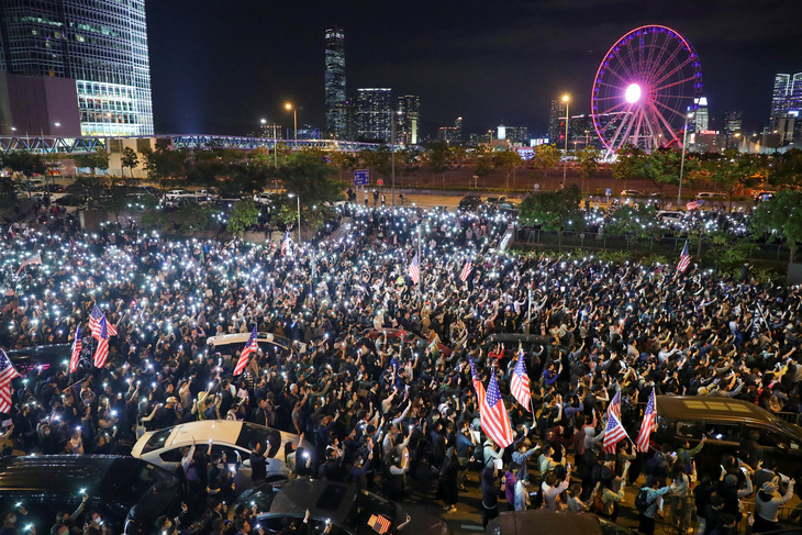 Người Hong Kong xuống đường vào Lễ Tạ ơn, tỏ lòng cảm kích Mỹ - Ảnh 3.