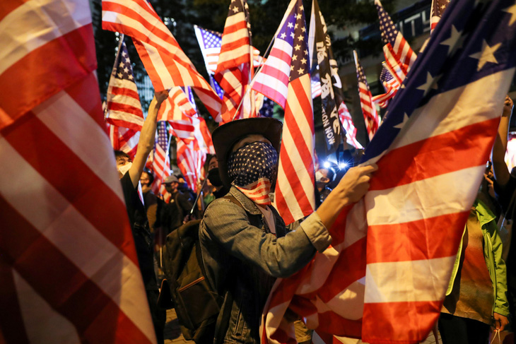 Người Hong Kong xuống đường vào Lễ Tạ ơn, tỏ lòng cảm kích Mỹ - Ảnh 1.