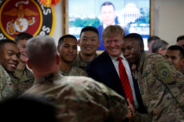 Ông Trump bất ngờ thăm binh sĩ Mỹ tại Afghanistan dịp lễ Tạ ơn - Ảnh 1.