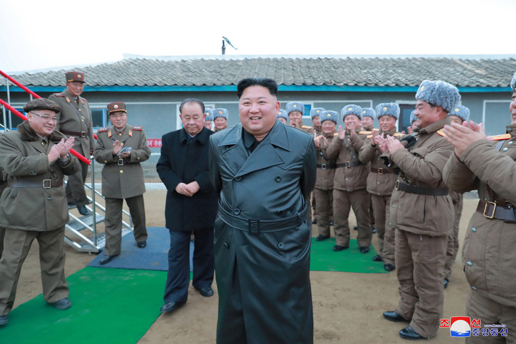 Triều Tiên xác nhận phóng tên lửa đa nòng siêu lớn - Ảnh 2.