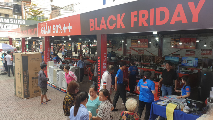 Sài Gòn ngày Black Friday: xếp hàng dài trả tiền, loay hoay tìm bãi xe - Ảnh 8.