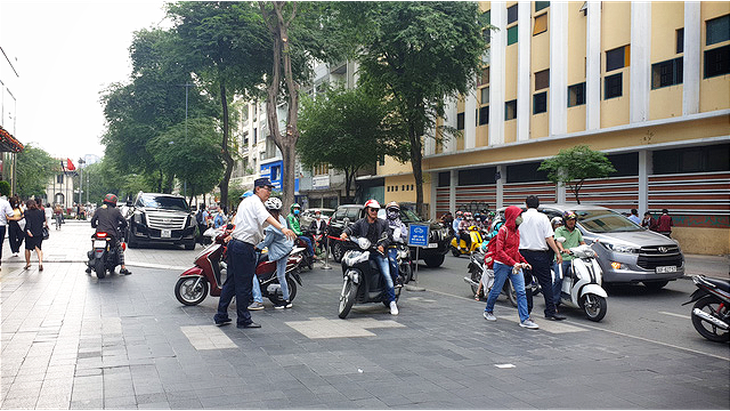 Sài Gòn ngày Black Friday: xếp hàng dài trả tiền, loay hoay tìm bãi xe - Ảnh 1.