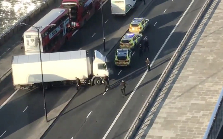 Cảnh sát đã bắn hạ nghi phạm đâm dao nhiều người bị thương trên cầu London?
