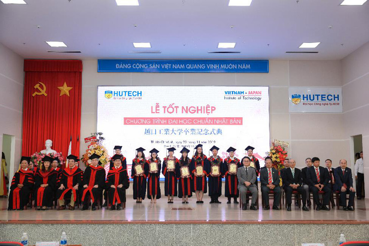 Long trọng lễ tốt nghiệp khóa đầu tiên chương trình Đại học theo chuẩn Nhật Bản - Ảnh 1.