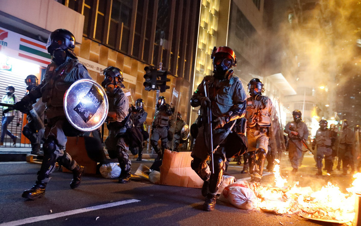 Bạo lực bùng phát dữ dội ở Hong Kong, văn phòng Tân Hoa xã bị đập phá