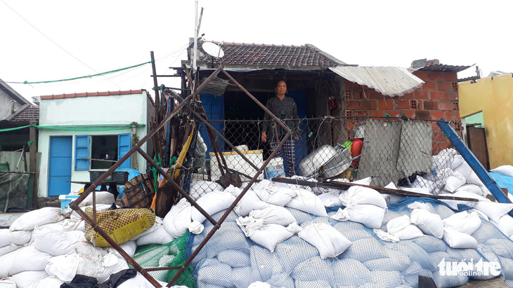 Sau bão số 5, dân Nhơn Hải nơm nớp sống trong những ngôi nhà sắp sập - Ảnh 4.