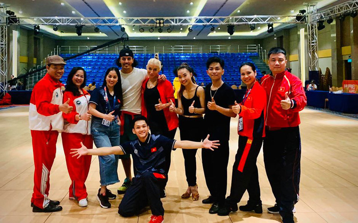 Vận động viên khiêu vũ thể thao Việt Nam không có nước nóng để tắm gội