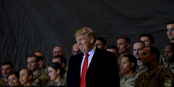 Hậu cần Mỹ tung đủ chiêu trò đánh lừa để đưa ông Trump đi Afghanistan - Ảnh 1.
