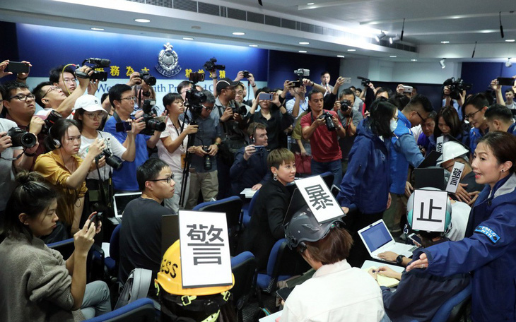 Cảnh sát Hong Kong phải hủy họp báo vì nhà báo đội mũ bảo hiểm phản đối