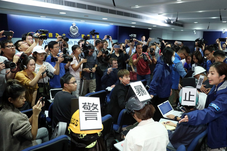 Cảnh sát Hong Kong phải hủy họp báo vì nhà báo đội mũ bảo hiểm phản đối - Ảnh 1.