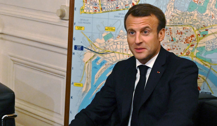 Pháp lúng túng xử phạt những người trộm áp phích in hình tổng thống Macron - Ảnh 2.
