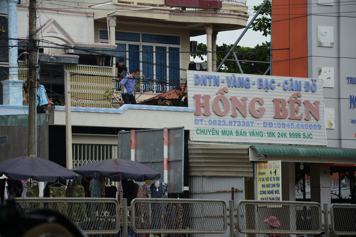 Phong tỏa tiệm vàng khai báo bị mất trộm gần 200 cây vàng - Ảnh 3.