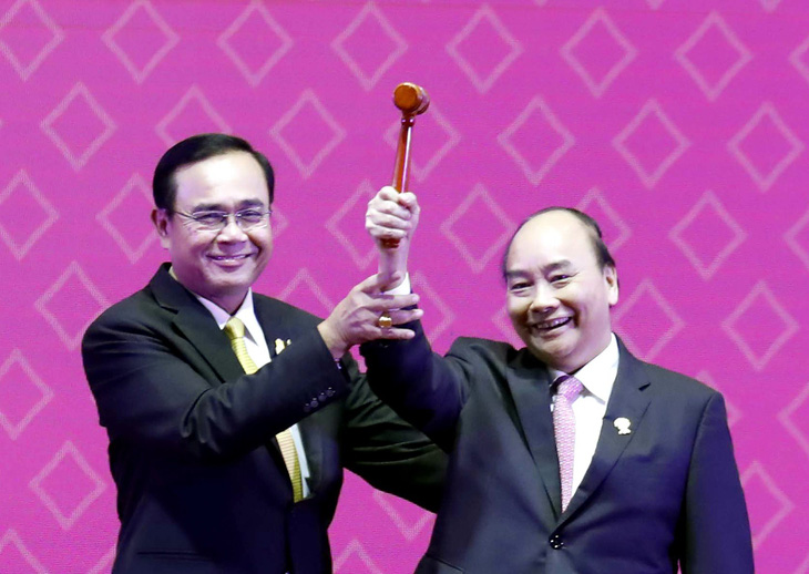 Việt Nam nhận chiếc búa chủ tịch ASEAN 2020 - Ảnh 1.