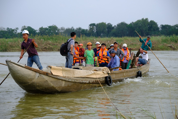 Trang bị áo phao cho khách đi đò sông Trà Khúc sau tai nạn chết người - Ảnh 6.