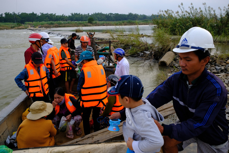 Trang bị áo phao cho khách đi đò sông Trà Khúc sau tai nạn chết người - Ảnh 7.