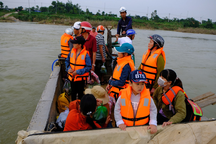 Trang bị áo phao cho khách đi đò sông Trà Khúc sau tai nạn chết người - Ảnh 2.