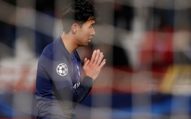 Son Heung Min chắp tay xin lỗi Gomes sau khi ghi bàn cho Tottenham