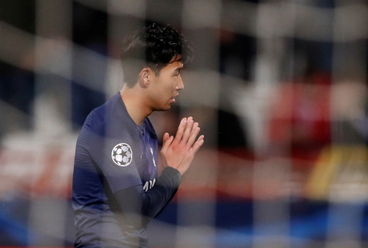 Son Heung Min chắp tay xin lỗi Gomes sau khi ghi bàn cho Tottenham - Ảnh 1.