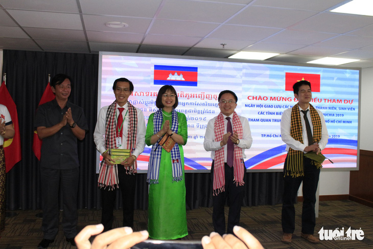Các nhà báo Campuchia thích thú với Trung tâm báo chí TP.HCM - Ảnh 6.