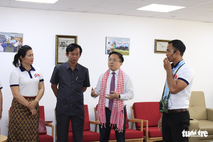 Các nhà báo Campuchia thích thú với Trung tâm báo chí TP.HCM - Ảnh 7.