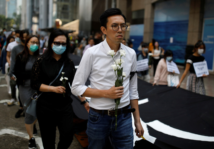 Người Hong Kong xuống đường giờ ăn trưa vì sinh viên chết trong biểu tình - Ảnh 1.