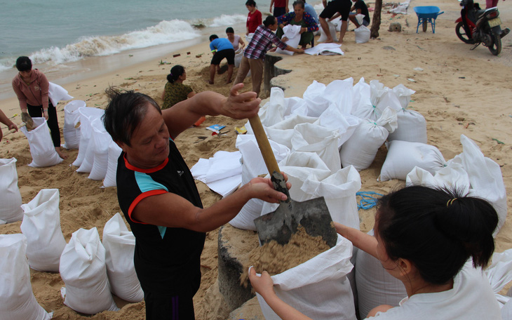 Hàng trăm người dân làng biển Nhơn Hải hối hả lo chống bão