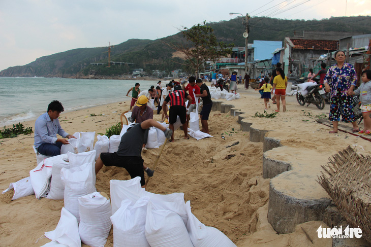Hàng trăm người dân làng biển Nhơn Hải hối hả lo chống bão - Ảnh 4.