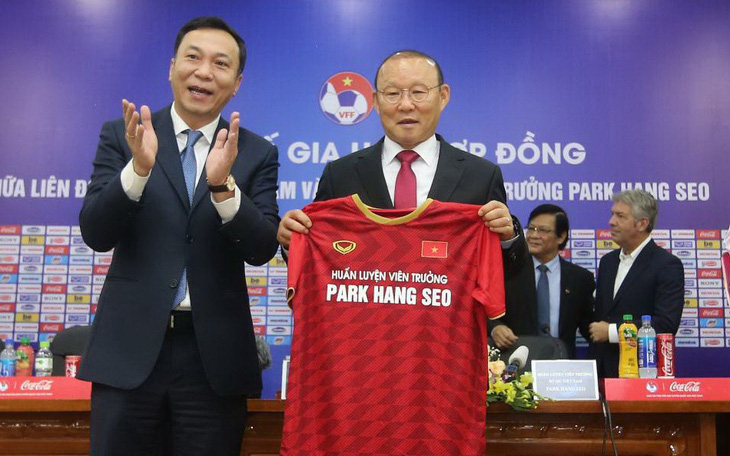 Ký hợp đồng mới, VFF và HLV Park Hang Seo cảm ơn bầu Đức