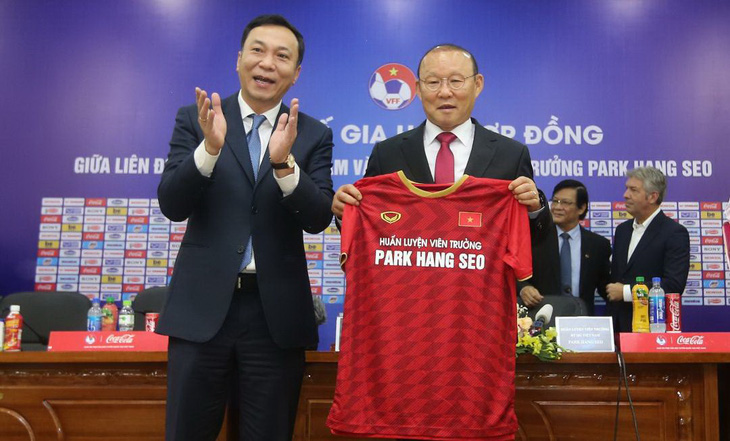 Ký hợp đồng mới, VFF và HLV Park Hang Seo cảm ơn bầu Đức - Ảnh 1.