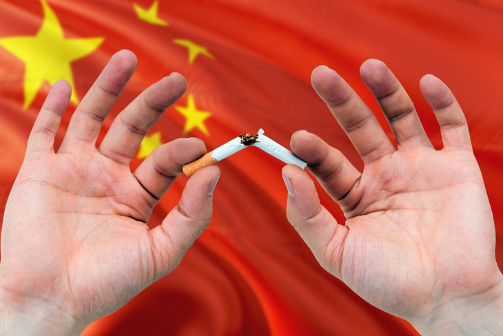 Hết siết giờ chơi game, Trung Quốc siết nạn hút thuốc ở trẻ em - Ảnh 1.