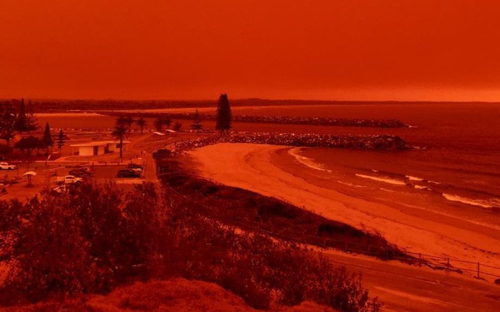 Cháy rừng dữ dội tạo ra mây lửa, trời chuyển màu đỏ cam 