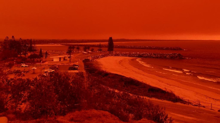 Cháy rừng dữ dội tạo ra mây lửa, trời chuyển màu đỏ cam như tận thế - Ảnh 1.