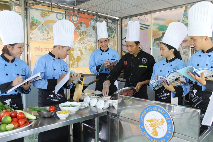 Học hành dở dang vẫn có cách để tiến thân lập nghiệp - Ảnh 1.