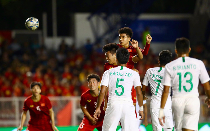 U22 Việt Nam ngược dòng hạ Indonesia 2-1, tiến gần bán kết