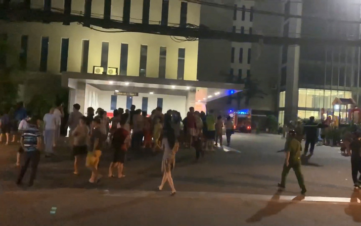 Căn hộ chung cư Xi Grand Court bốc cháy, nhiều cư dân người tháo chạy trong đêm
