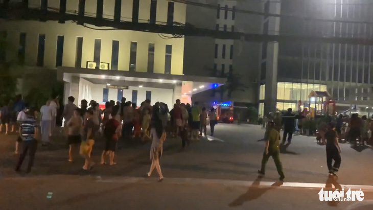 Căn hộ chung cư Xi Grand Court bốc cháy, nhiều cư dân người tháo chạy trong đêm - Ảnh 2.