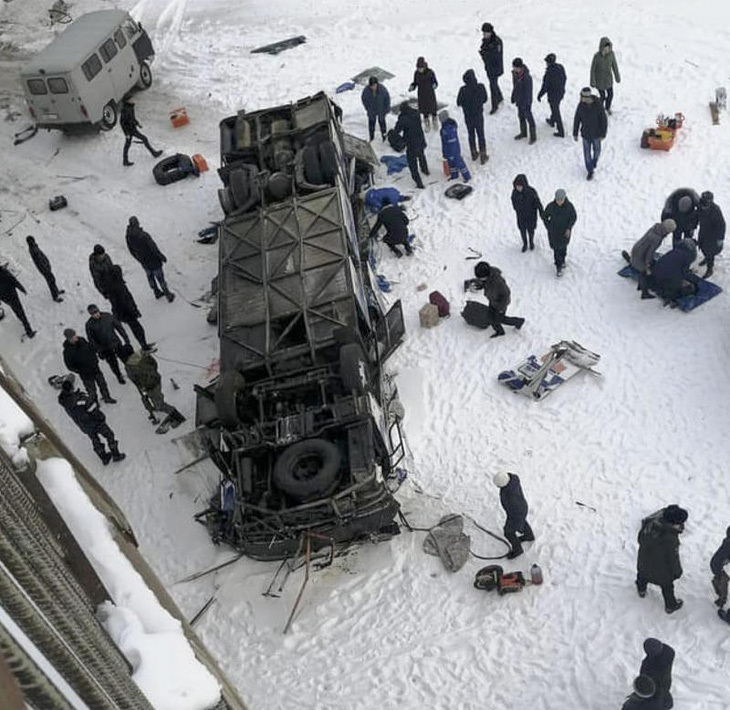 Xe buýt rơi xuống sông băng ở Nga, 19 người chết - Ảnh 1.
