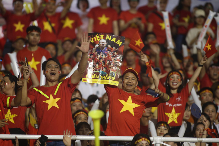 Poster Tuổi Trẻ theo chân cổ động viên đến sân Rizal Memorial cổ vũ đội tuyển Việt Nam - Ảnh 2.