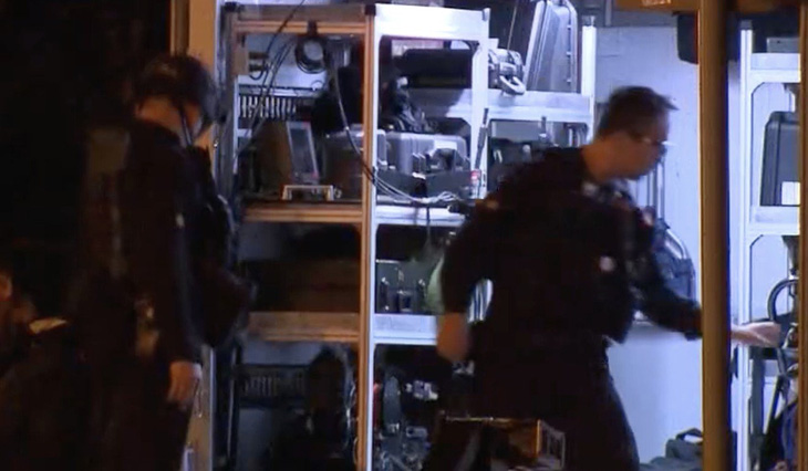 Cảnh sát Hong Kong phá bom tự chế chứa 10kg thuốc nổ giấu trong trường học - Ảnh 1.