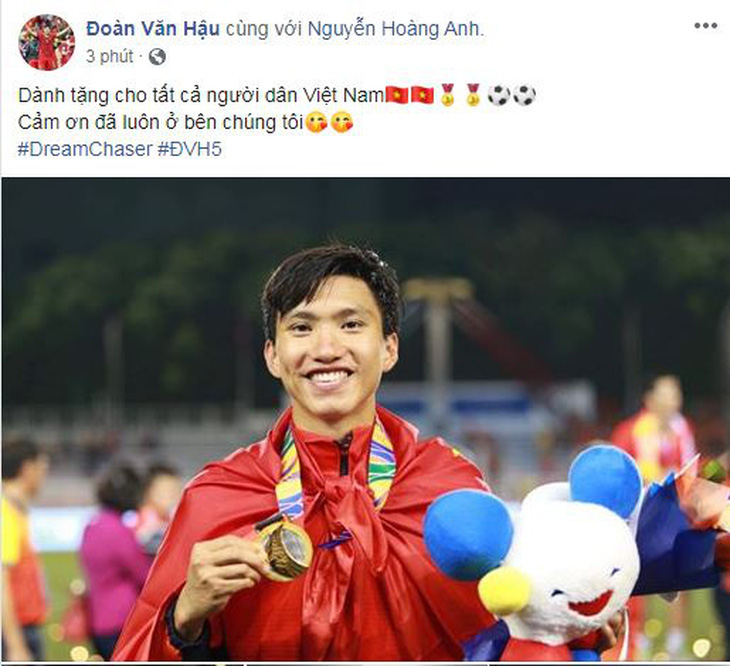 Văn Hậu khoe ảnh nhận huy chương, Trọng Hoàng cảm ơn CĐV trên Facebook - Ảnh 1.