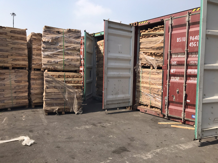 Khám xét 25 container gỗ xuất khẩu nghi gian lận thuế tại cảng Cát Lái - Ảnh 2.