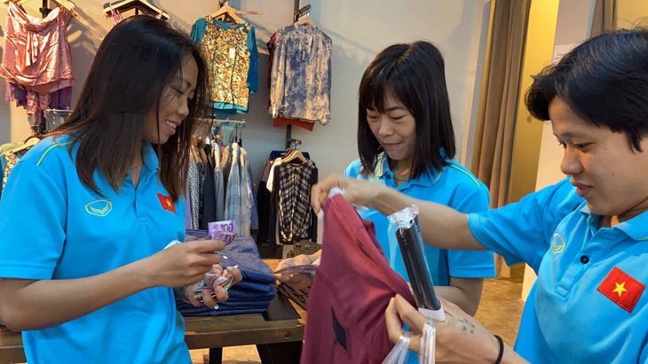 Cầu thủ nữ Việt Nam đi trung tâm mua sắm... ngắm đồ vì chưa có tiền thưởng - Ảnh 6.