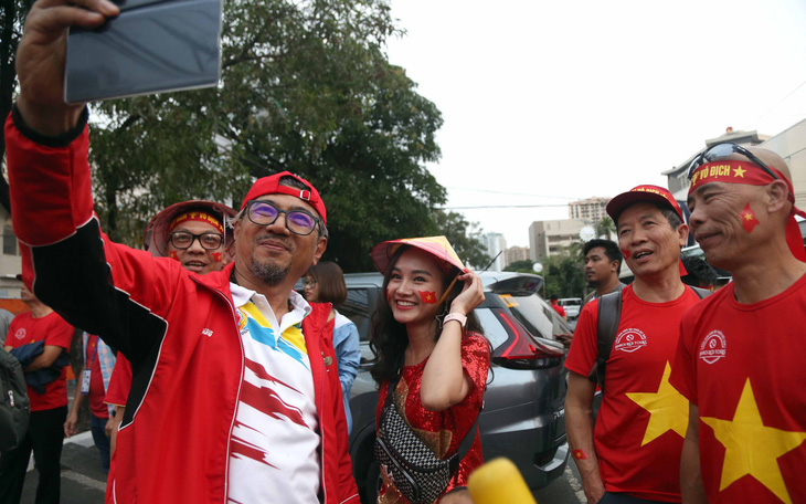 CĐV Việt Nam và Indonesia: Ai cổ vũ sung hơn trước trận chung kết?