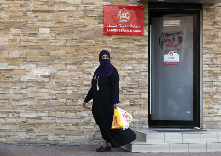 Saudi Arabia bỏ quy định phân biệt lối ra vào cửa hàng giữa nam và nữ - Ảnh 1.