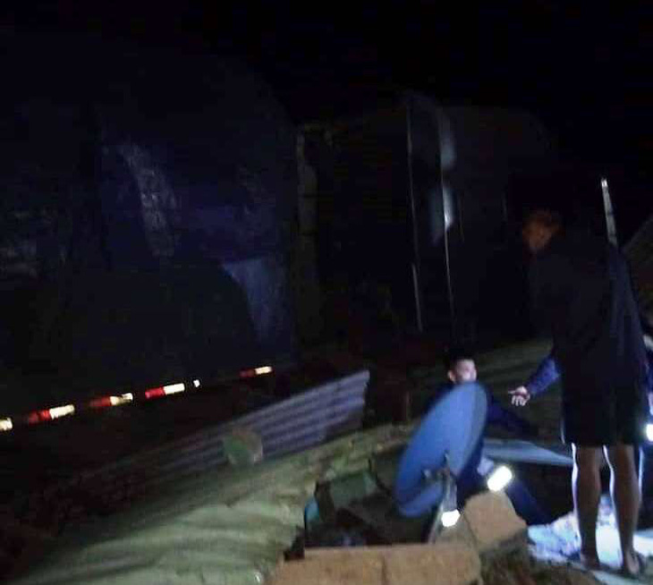 Xe container lao vào nhà trong đêm, nhà đổ sập dưới bánh xe, 3 người thoát chết - Ảnh 4.